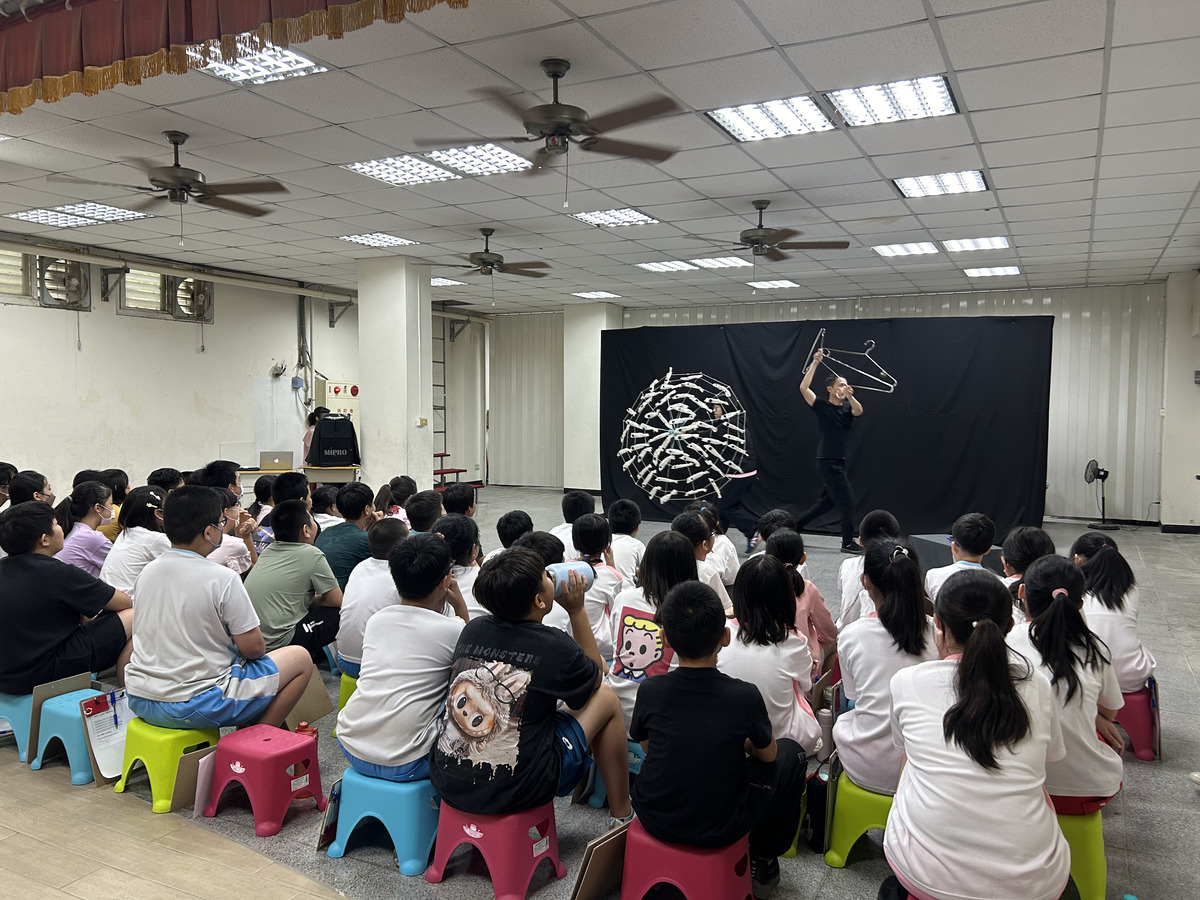 運用雨傘、寶特瓶與衣架創作出各式海洋生物道具，展現環保與創意(另開新視窗/jpg檔)圖片