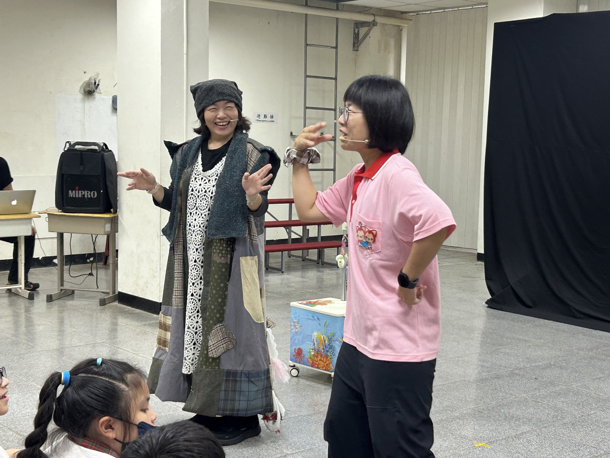 願望婆婆與綽號「魩仔魚」的女孩(另開新視窗/jpg檔)圖片