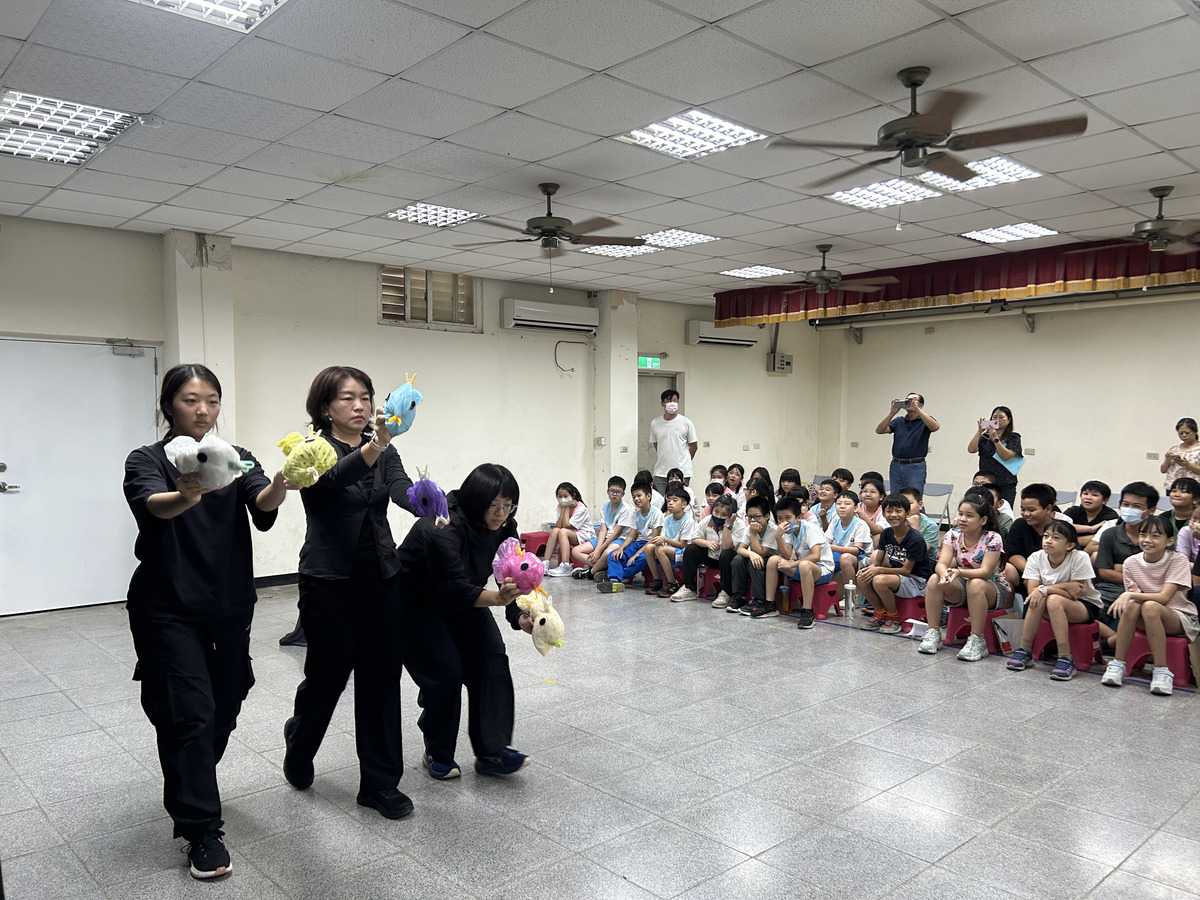 深植永續漁業觀念　海洋教育劇場巡迴高雄濱海小學(另開新視窗/jpg檔)圖片