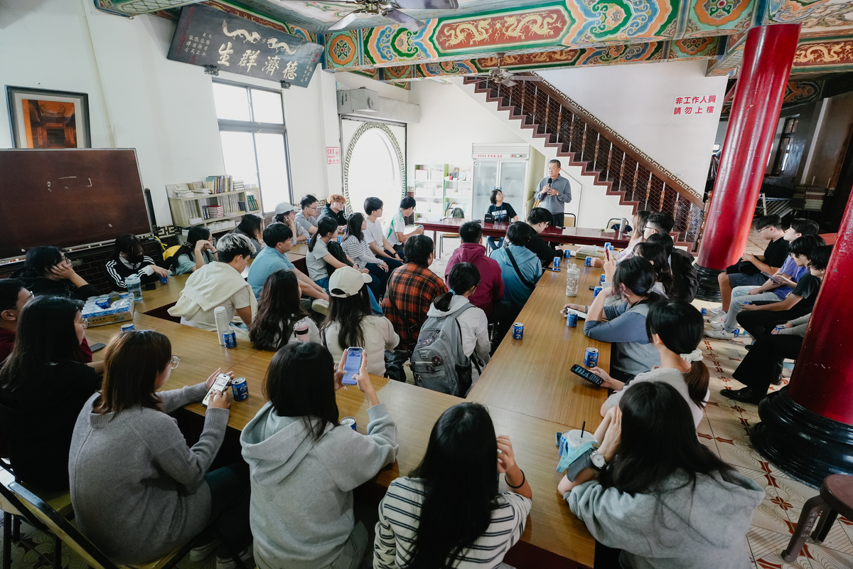 鳳屏宮內對談(另開新視窗/jpg檔)圖片