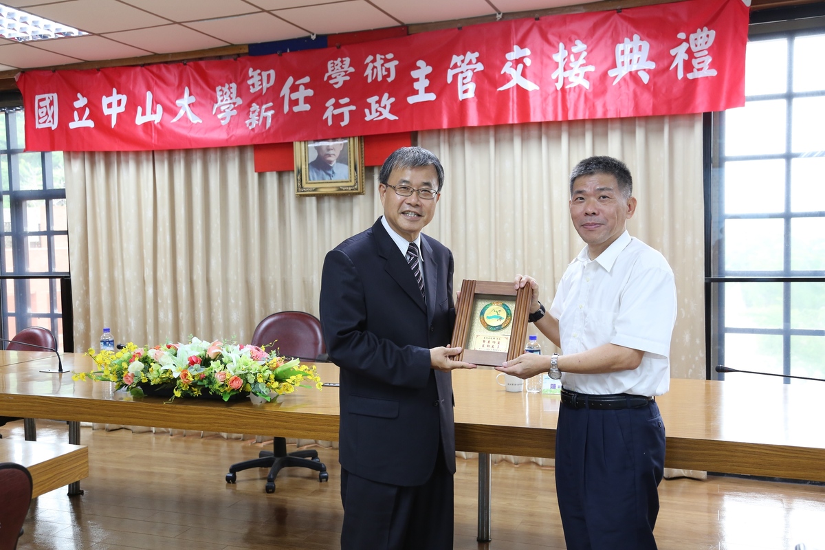承先啟後 新卸任一級主管交接(另開新視窗/jpg檔)圖片