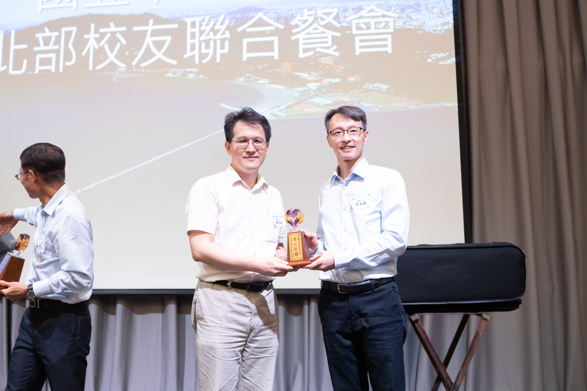 電機系李宗璘主任(左)頒發電機系金心獎予方士庭校友(另開新視窗/jpg檔)圖片