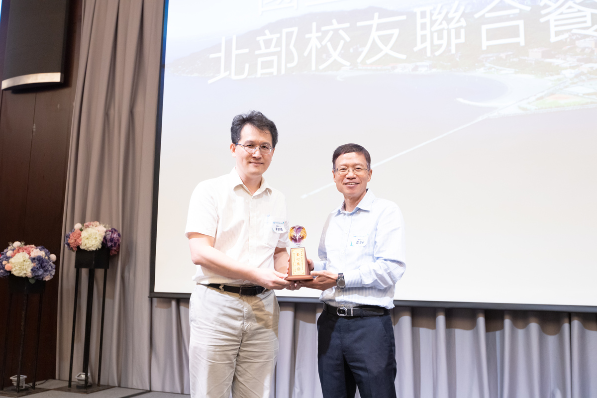 電機系李宗璘主任(左)頒發電機系金心獎予俞克裕校友(另開新視窗/jpg檔)圖片