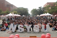 中山大學舉辦院系博覽會 邀「非山非市」高中生邊玩邊學，前排左起副學務長于欽平、學務長楊靜利、校長鄭英耀、副教務長陳俐吟、學務處諮商與職涯發展組組長林芷瑩。(另開新視窗/jpg檔)圖片