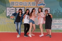 來訪高中生藉由參訪體驗了解中山6大學院21個科系的特色，開心合影。(另開新視窗/jpg檔)圖片