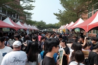 國立中山大學今（27）日舉辦「院系博覽會」系列活動，邀請高屏地區包括福誠、三民、小港、仁武、文山、林園、潮州及東港等共17所特色高中、近800名師生共襄盛舉。(另開新視窗/jpg檔)圖片