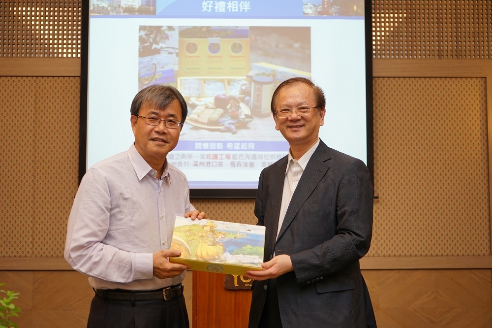 高醫大劉景寬校長(右)贈送恆春三寶象徵兩校的社會關懷(另開新視窗/jpg檔)圖片