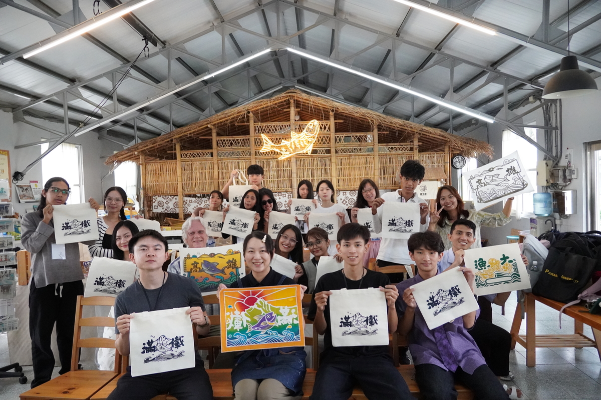 參訪中山大學旗津社會開創基地體驗手作絹印大漁旗提袋(另開新視窗/jpg檔)圖片