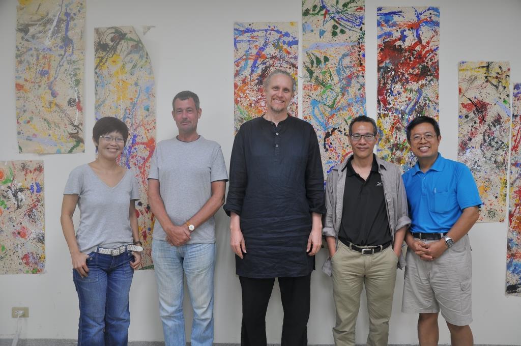 何乏筆（中）與哲學所教授合影(另開新視窗/jpg檔)圖片