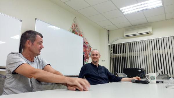 何乏筆（右）與哲學所教授宋灝(另開新視窗/jpg檔)圖片