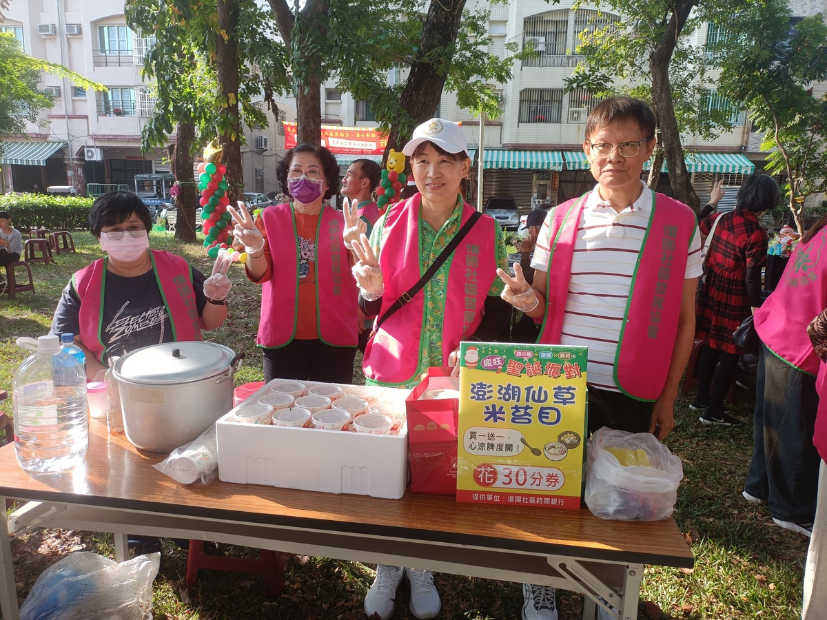 復國社區里民首次擺攤，分享澎湖風味餐點，大方展現好手藝。(另開新視窗/jpg檔)圖片