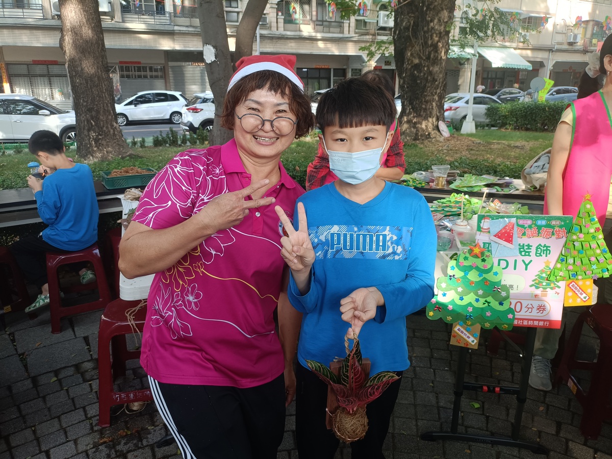 興邦社區發展協會理事長謝蕙如設有DIY水苔球攤位，教導小朋友完成手作成品。(另開新視窗/jpg檔)圖片