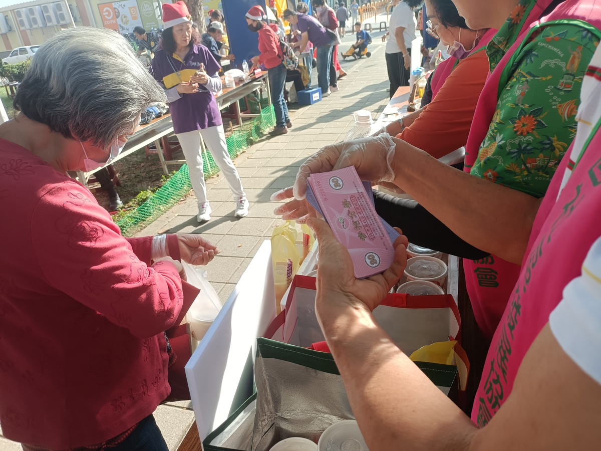 民眾使用復國社區時間貨幣「復國幣」三十分交換餐點。(另開新視窗/jpg檔)圖片