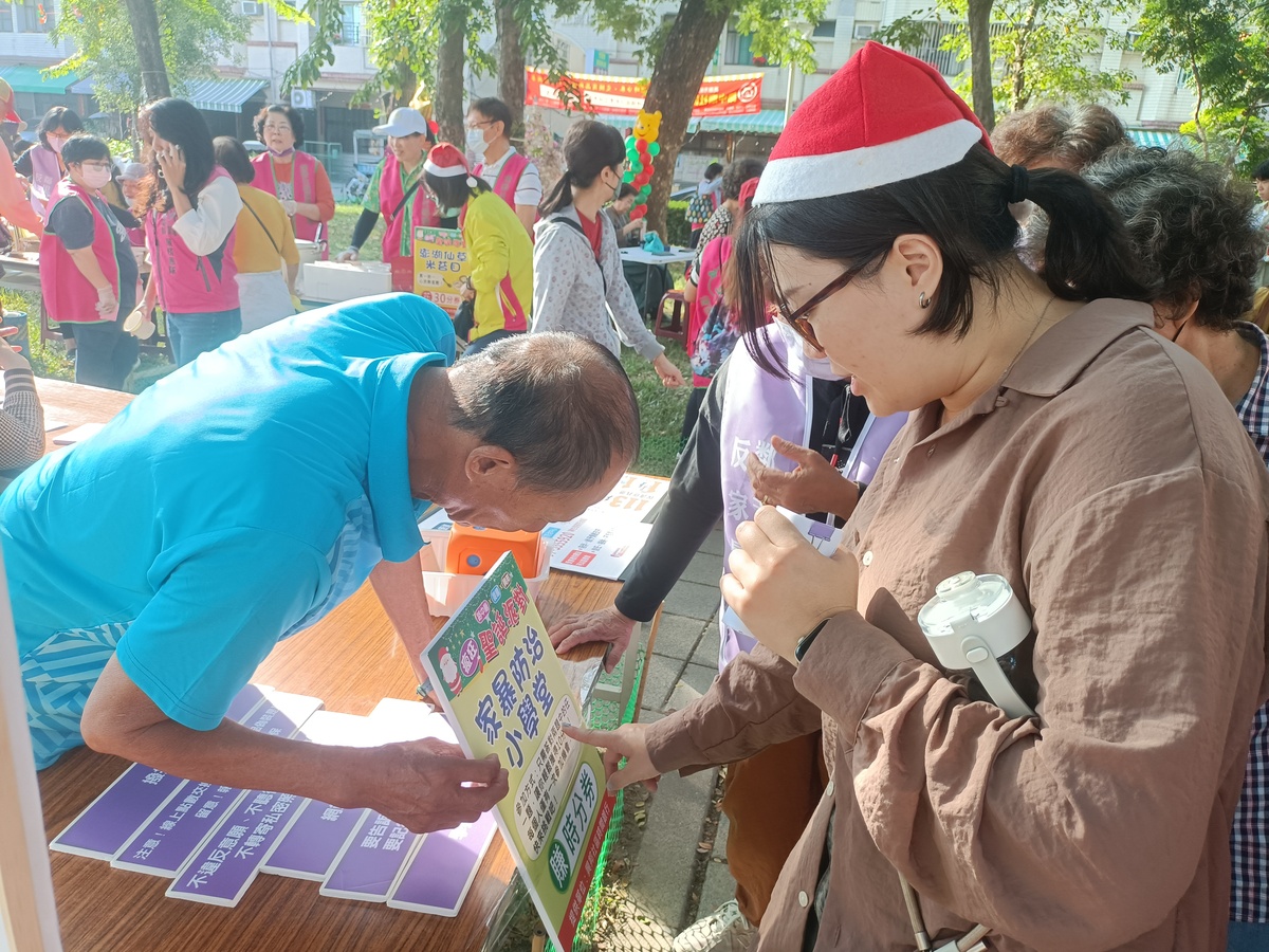 市集不是只能花費，參與家暴防治遊戲攤位還能賺取時間貨幣，吸引民眾好奇詢問。(另開新視窗/jpg檔)圖片