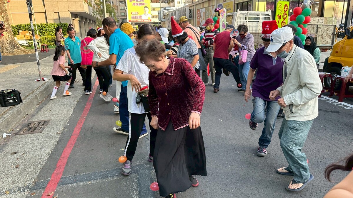 中山大學與社區聯合成果展，現場踩氣球環節熱鬧滾滾。(另開新視窗/jpg檔)圖片