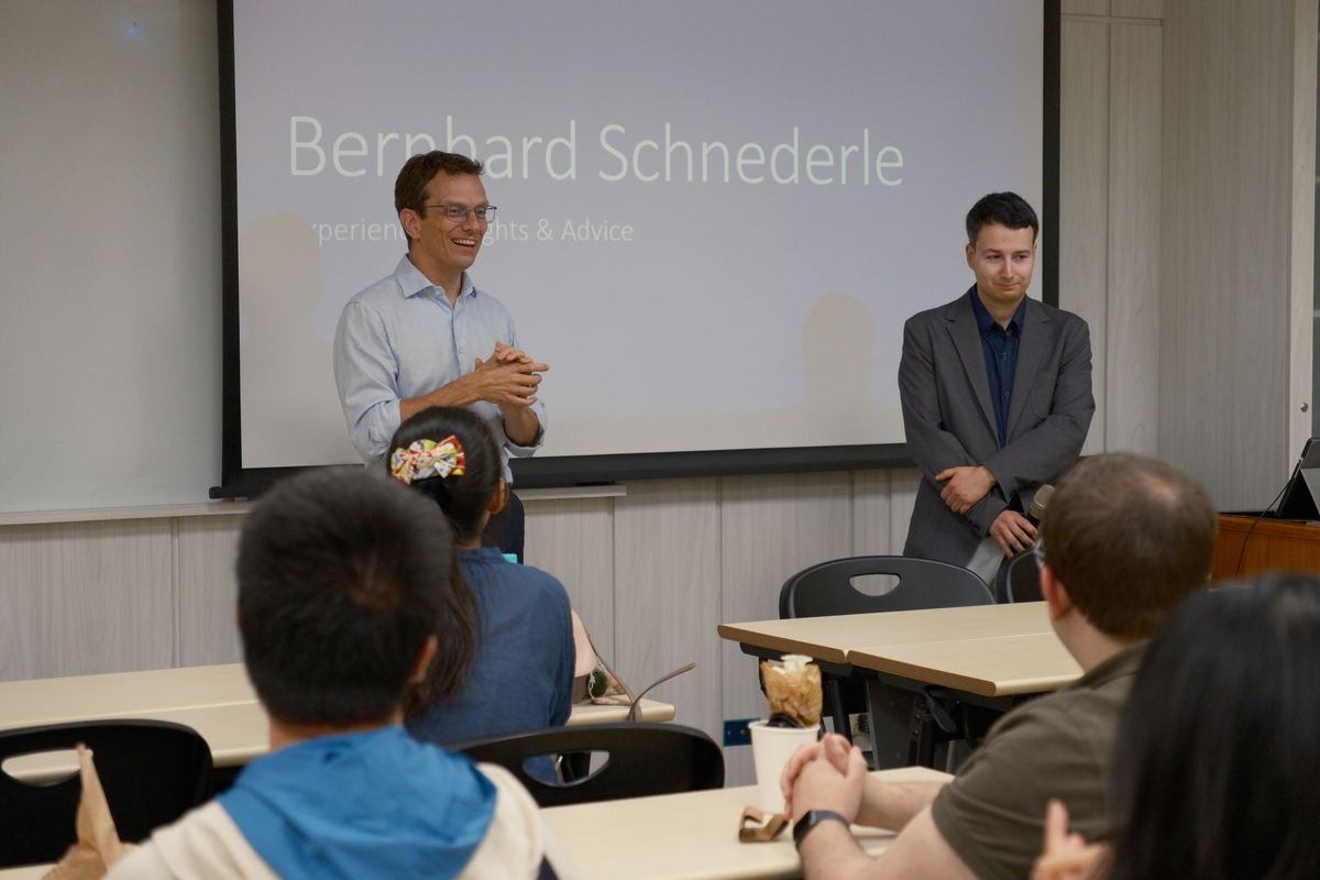 劉易主任（左）介紹講者及活動背景(另開新視窗/jpg檔)圖片