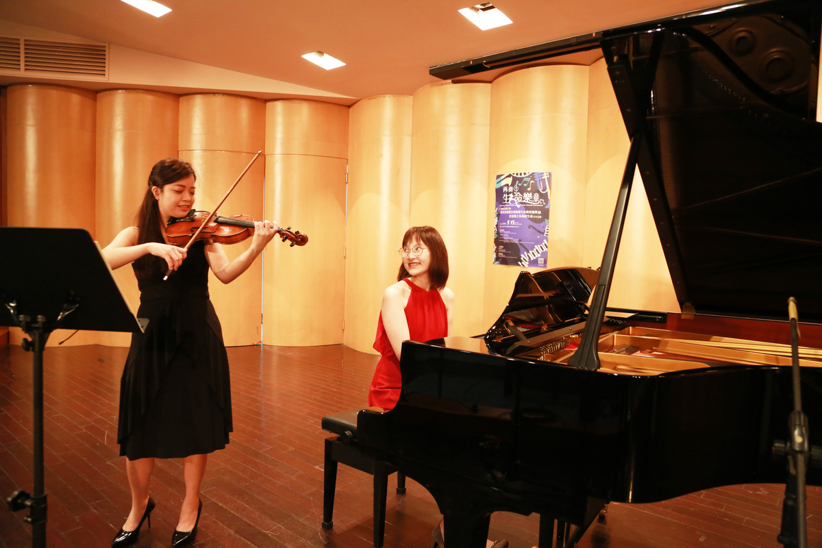 葉美君（右）與朋友合奏一曲〈月亮代表我的心〉是獻給媽媽的，她最感謝支持她的家人(另開新視窗/jpg檔)
