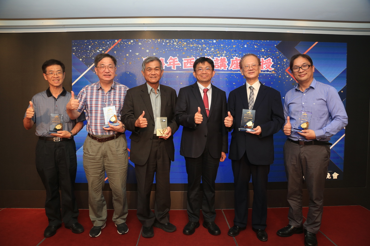 李志鵬校長頒發中山講座教授予物理系楊弘敦教授；頒發西灣講座教授予物理系張鼎張教授、電機系洪子聖教授、材光系郭紹偉教授、精準所劉景寬約聘教授(另開新視窗/jpg檔)圖片