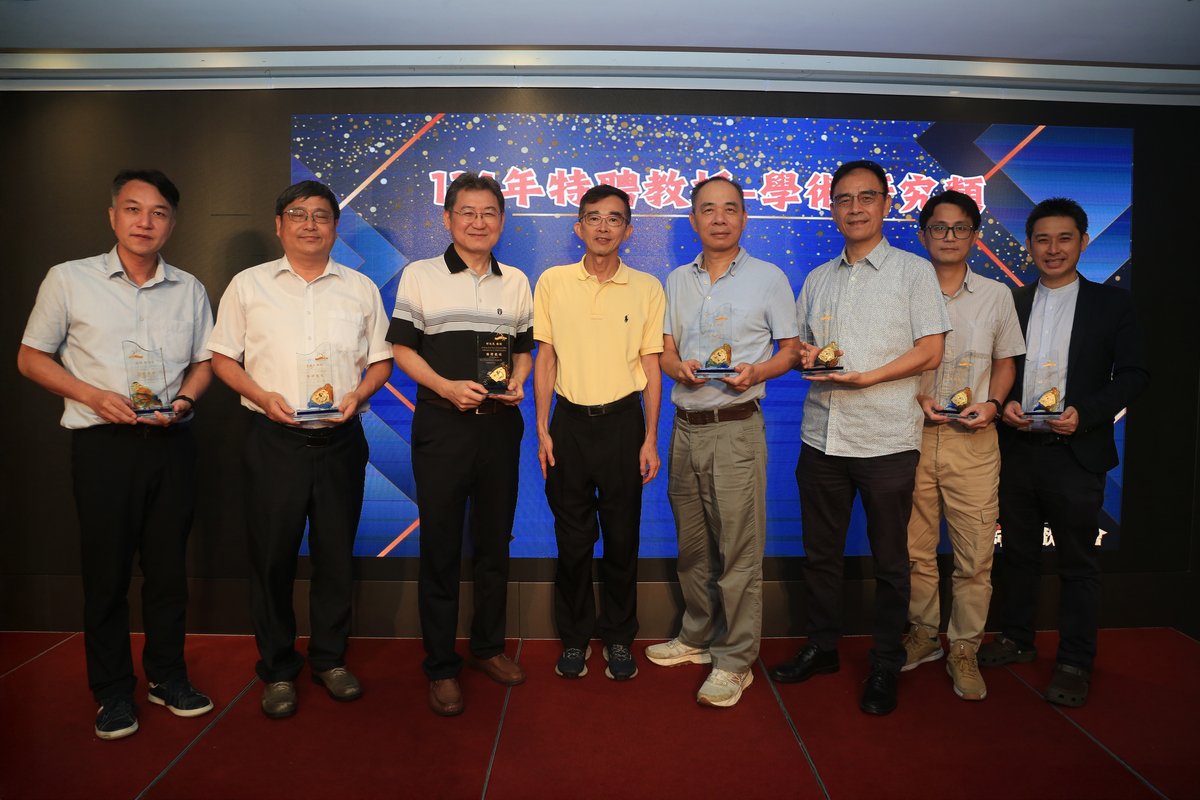 陳世哲副校長頒發學術研究類特聘教授予社會系王宏仁教授、EMPP方志恒教授、資管系邱兆民教授、電機系李廸章教授、機電系郭振坤教授、環工所施育仁教授、海科系洪慶章教授(另開新視窗/jpg檔)圖片