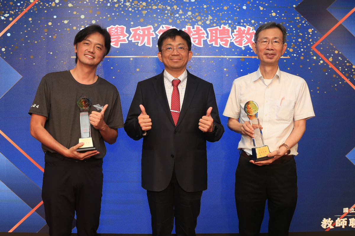 李志鵬校長頒發114學年度產學研究類特聘教授予海下所邱永盛教授、電機系林根煌教授(另開新視窗/jpg檔)圖片