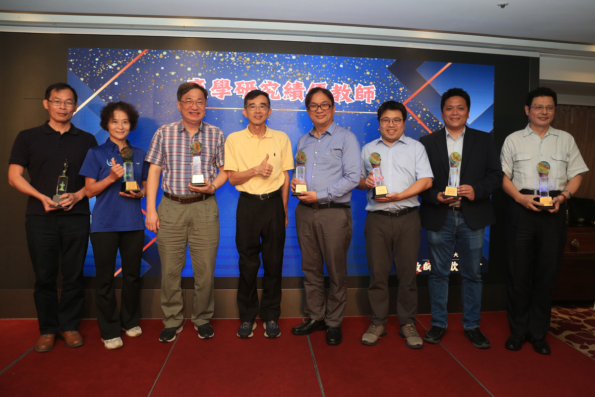 陳世哲副校長頒發114學年度產學研究績優教師予光電系洪勇智教授、材光系郭紹偉教授、物理系張鼎張教授、材光系郭哲男副教授、海下所陳信宏教授、運動與健康中心許秀桃教授、生科系江友中教授(另開新視窗/jpg檔)圖片