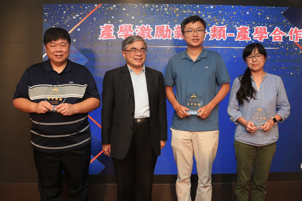 陳彥旭副校長頒發114年度產學激勵（新秀類－產學合作）予海資系林梅芳助理教授、生藥所施柏漳助理教授、企管系黃俊智助理教授(另開新視窗/jpg檔)圖片