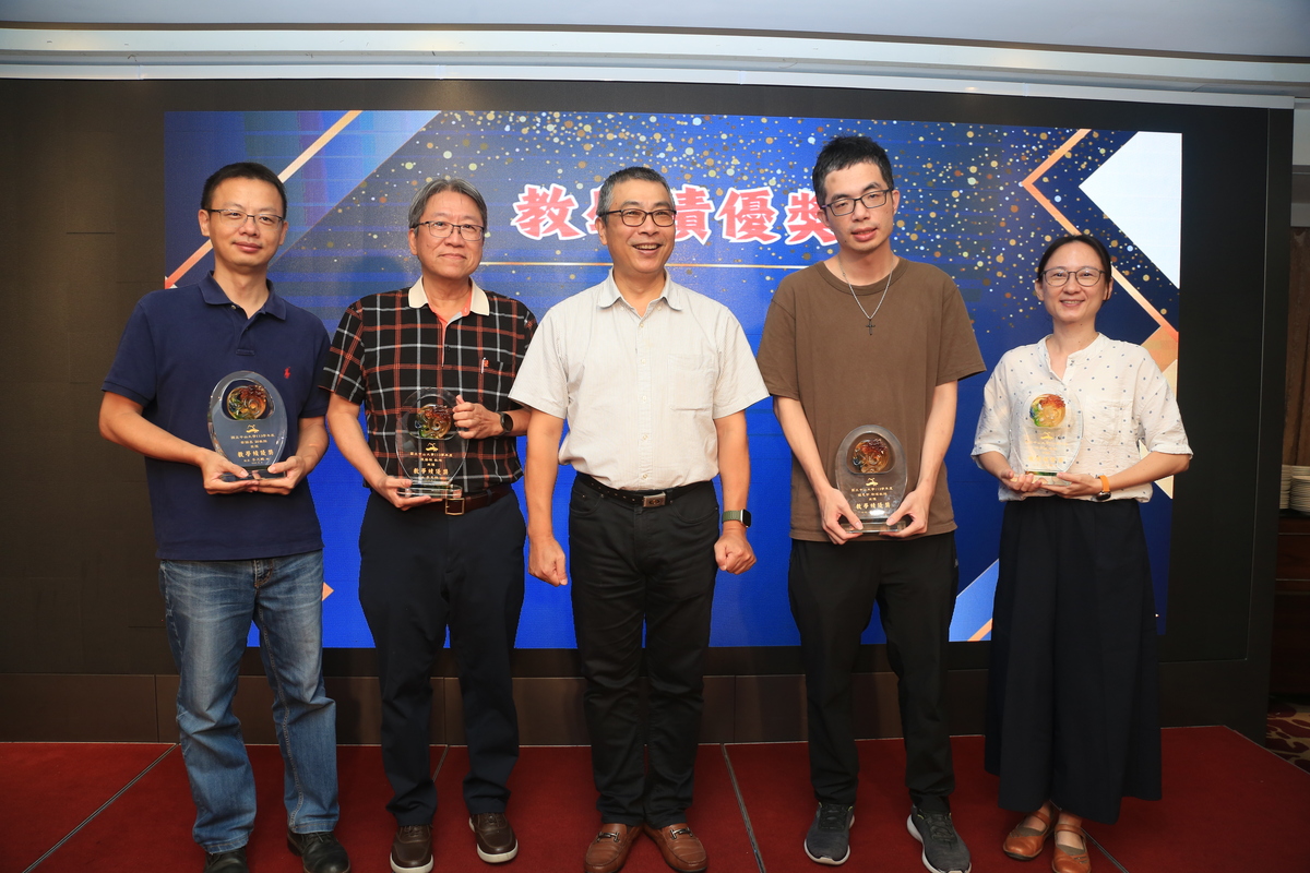 郭志文副校長頒發教學績優教師予應數系鍾思齊助理教授、公事所蔡錦昌副教授、海工系張揚祺教授、海資系林秀瑾教授(另開新視窗/jpg檔)圖片