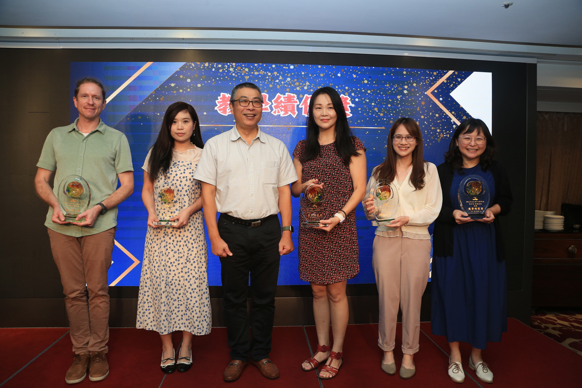 郭志文副校長頒發教學績優教師予教人全英學位學程紀博善助理教授、師培中心張宇慧助理教授、生藥所余靈珊助理教授、學士後醫系趙敏吾助理教授、運健中心李佳倫教授(另開新視窗/jpg檔)圖片