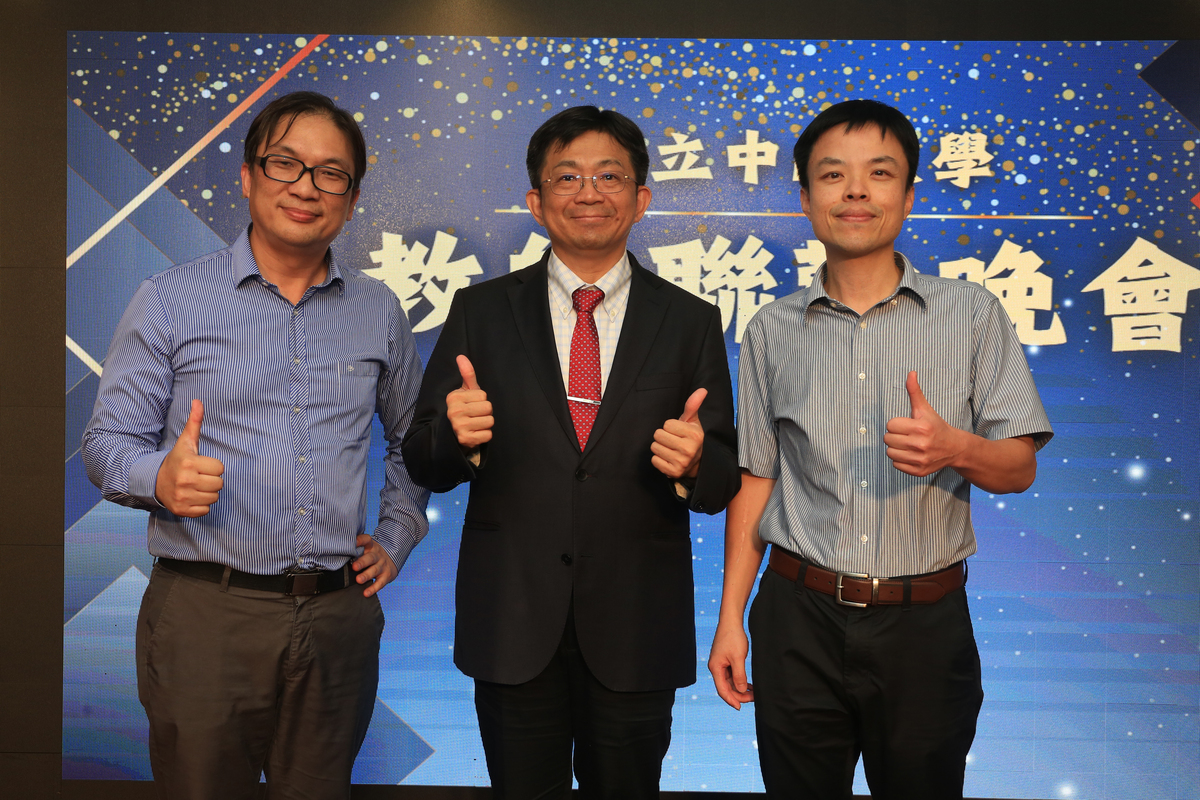 教師聯誼會會長由工學院院長郭紹偉教授交棒給研發長林宗賢教授(另開新視窗/jpg檔)圖片