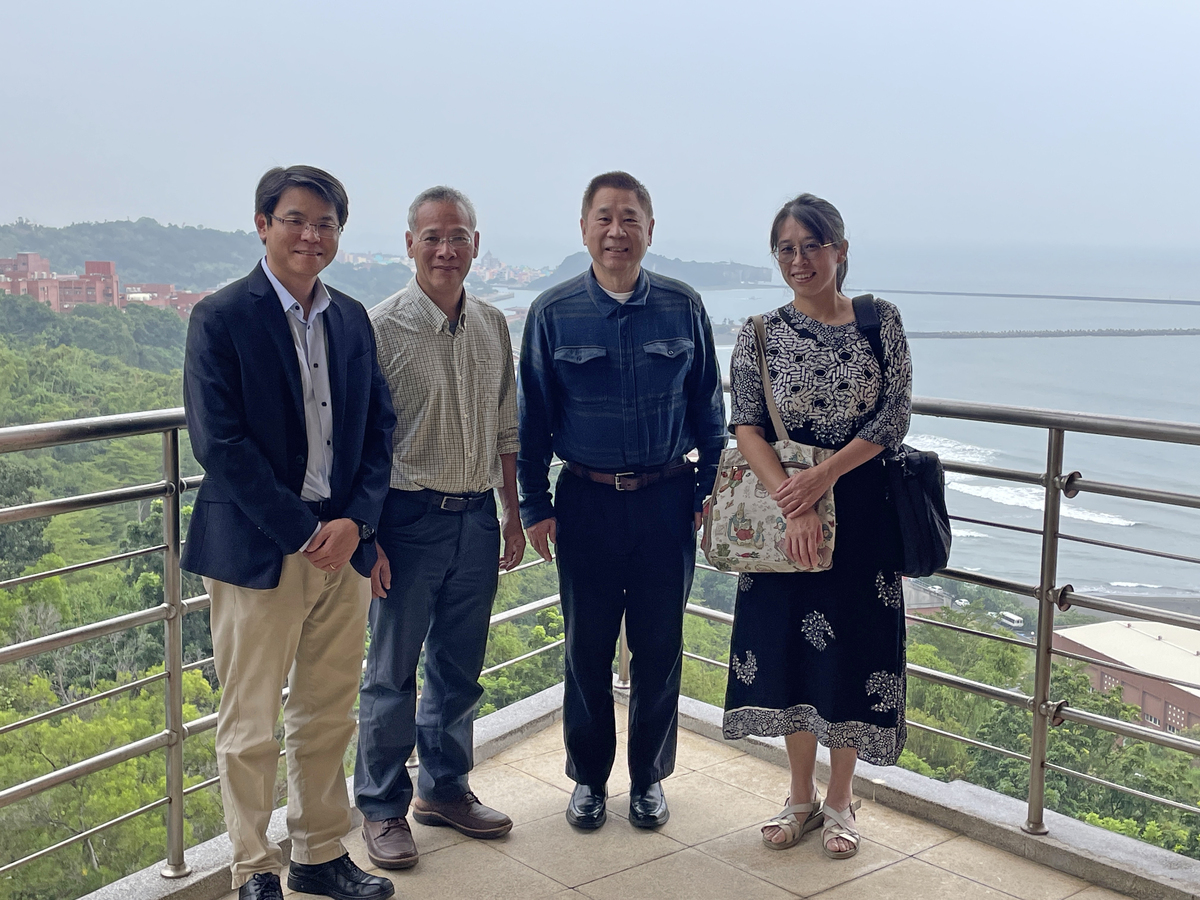 左起中山大學文學院羅景文副院長、賴錫三院長、郭宗杰院士、中山大學通訊所黄婉甄副教授(另開新視窗/jpg檔)圖片