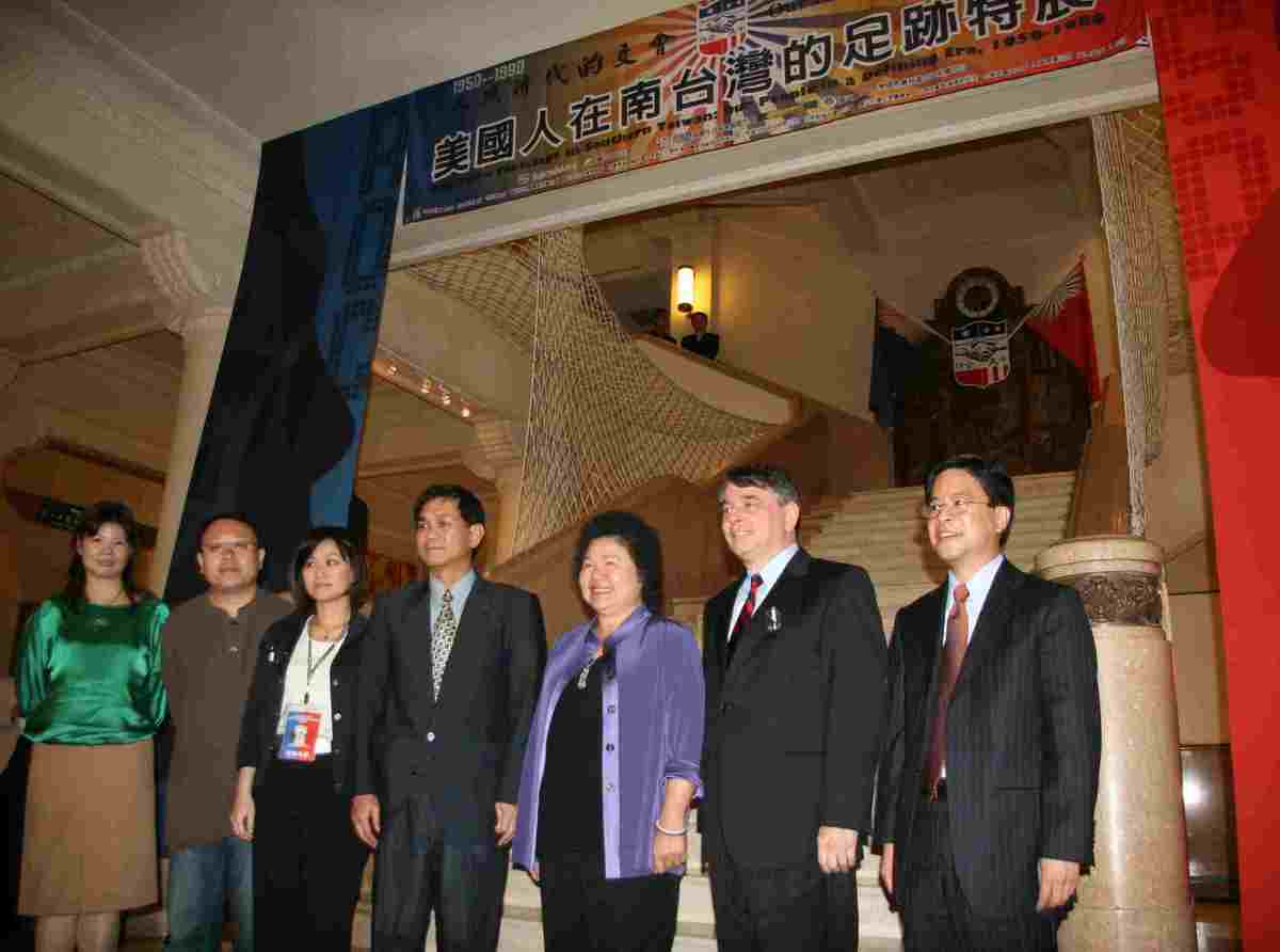 左起為史博館館長王文翠、文化局局長史哲、中山美國中心主任辛翠玲、中山大學校長楊弘敦、高雄市長陳菊、AIT台北辦事處處長司徒文、AIT高雄分處處長康晟如(另開新視窗/jpg檔)圖片