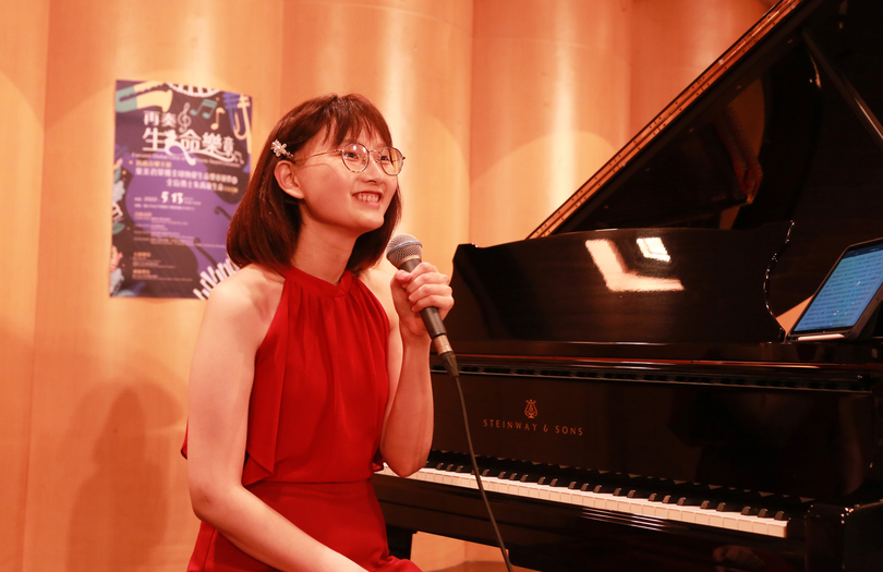 今年27歲的「抗癌音樂天使」葉美君，不失鬥志勤奮向學，在抗癌路上勤拿書卷獎