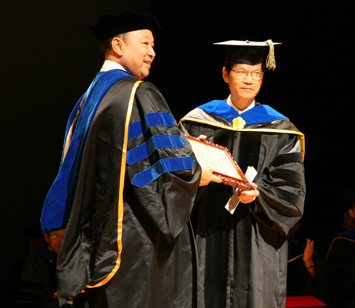校長張宗仁（左）頒贈中央研究院院長翁啟惠（右）名譽博士學位(另開新視窗/jpg檔)圖片