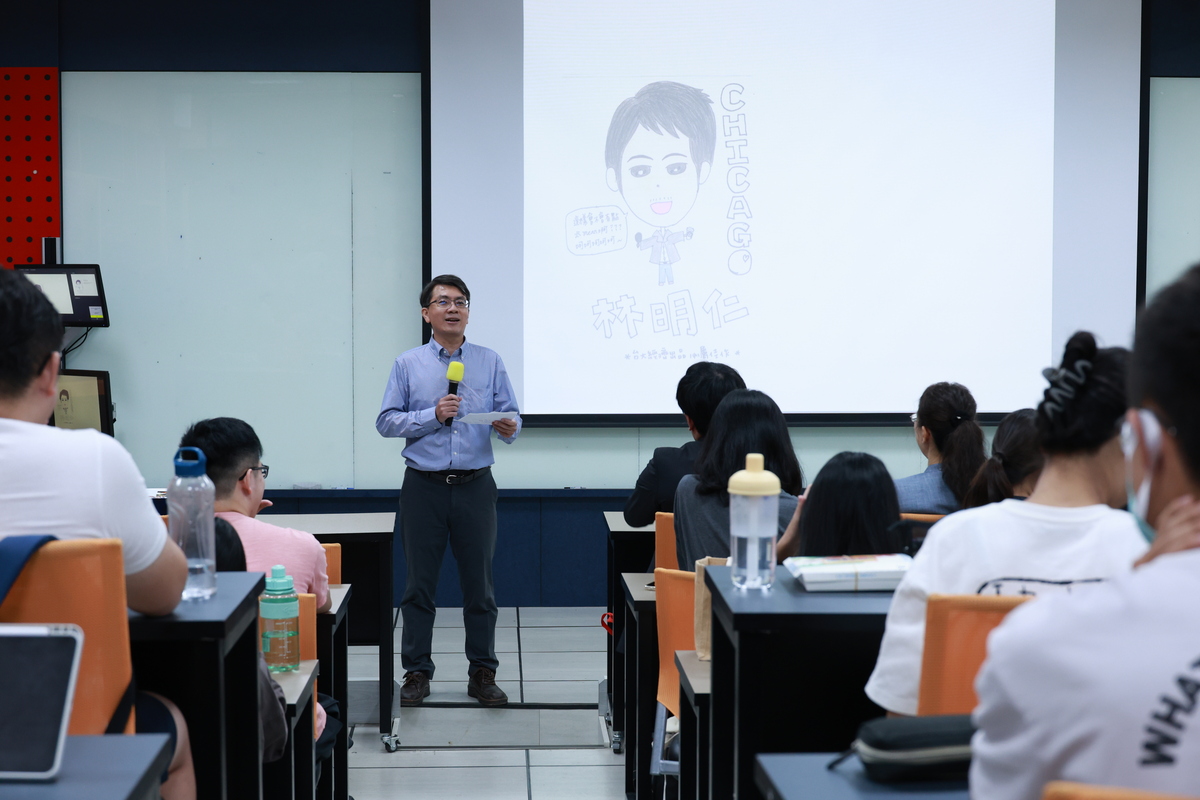 國立中山大學政經系張光亮主任介紹講者(另開新視窗/jpg檔)圖片