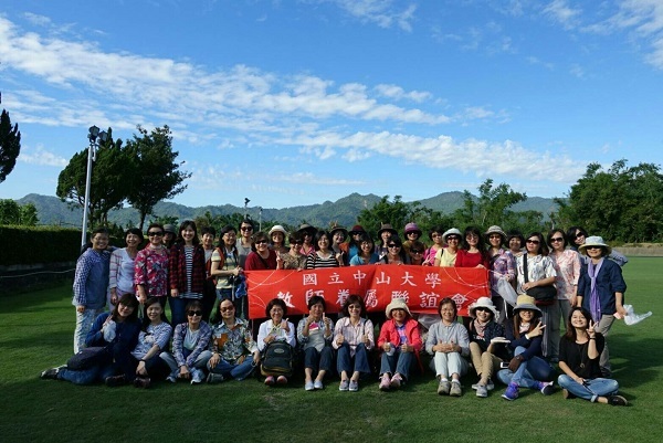 眷聯會美濃巡禮 拔蘿蔔體驗田園樂(另開新視窗/jpg檔)圖片