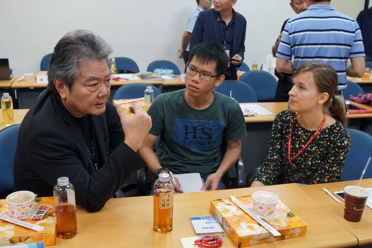 左起皇華科技蔡煜麒董事長、學生Victor和Izabella(另開新視窗/jpg檔)圖片