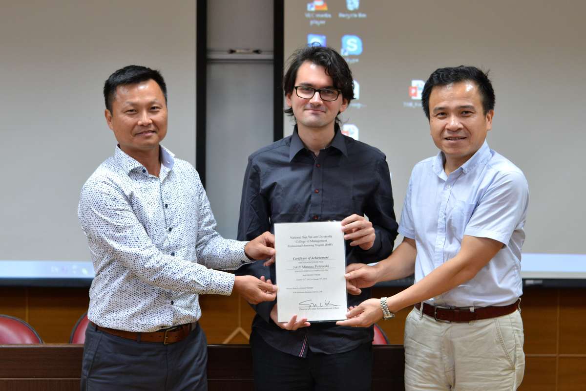 安天德百電張鴻麟經理(左)頒發結業證書給Jakub同學(中(另開新視窗/jpg檔)圖片