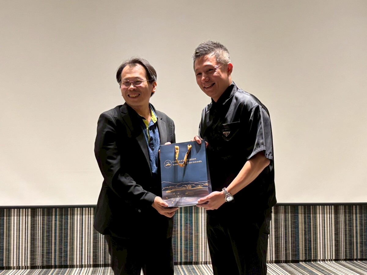 中山管院職涯辦公室張世賢主任（左）與大創綠能陳煜賢董事長(另開新視窗/jpeg檔)圖片