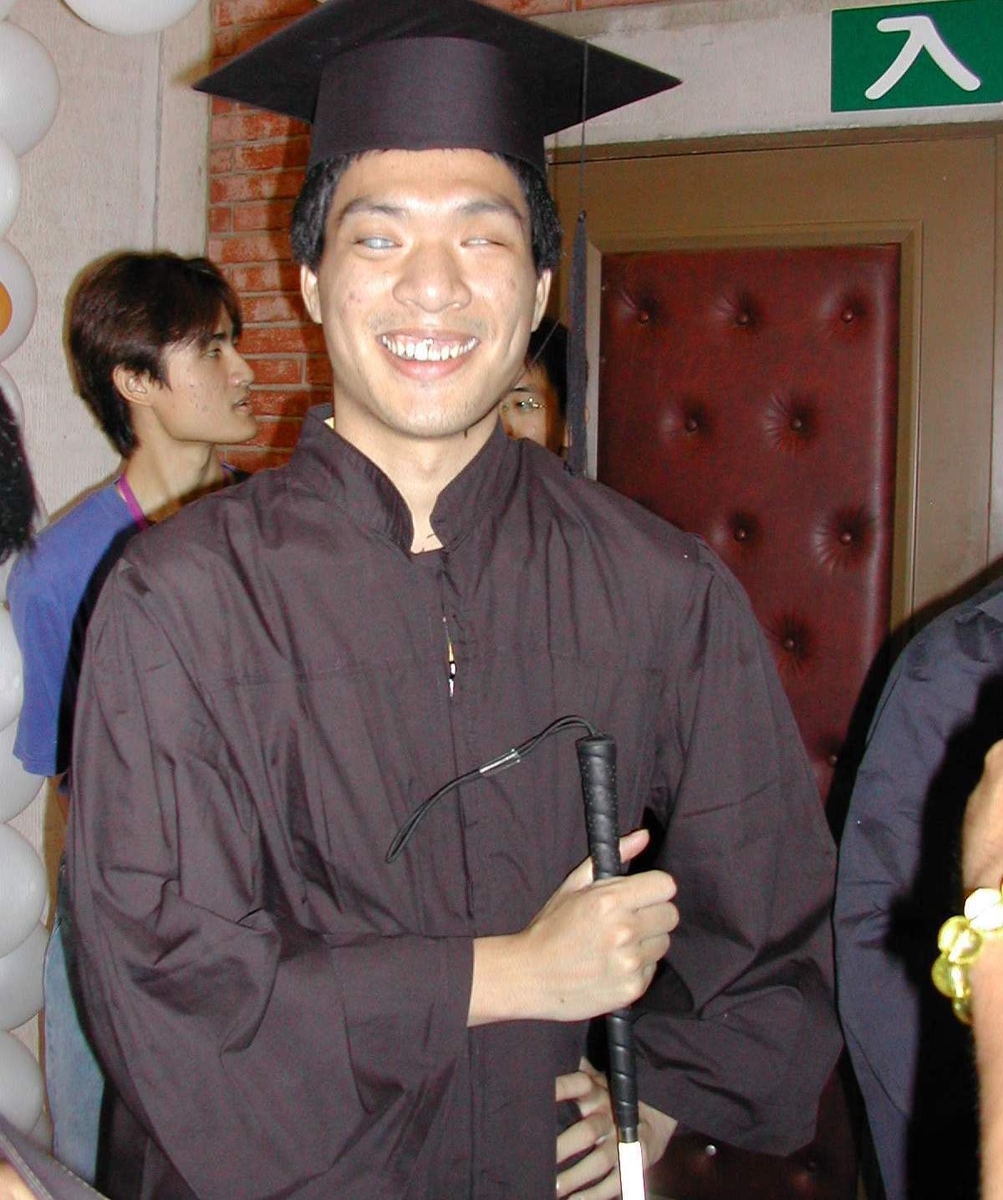 中文系盲生姚志杰也和同學們一起出席了畢業典禮，從校長手中開心的接下畢業證書，繼續勇敢邁出人生的另一步(另開新視窗/jpg檔)圖片