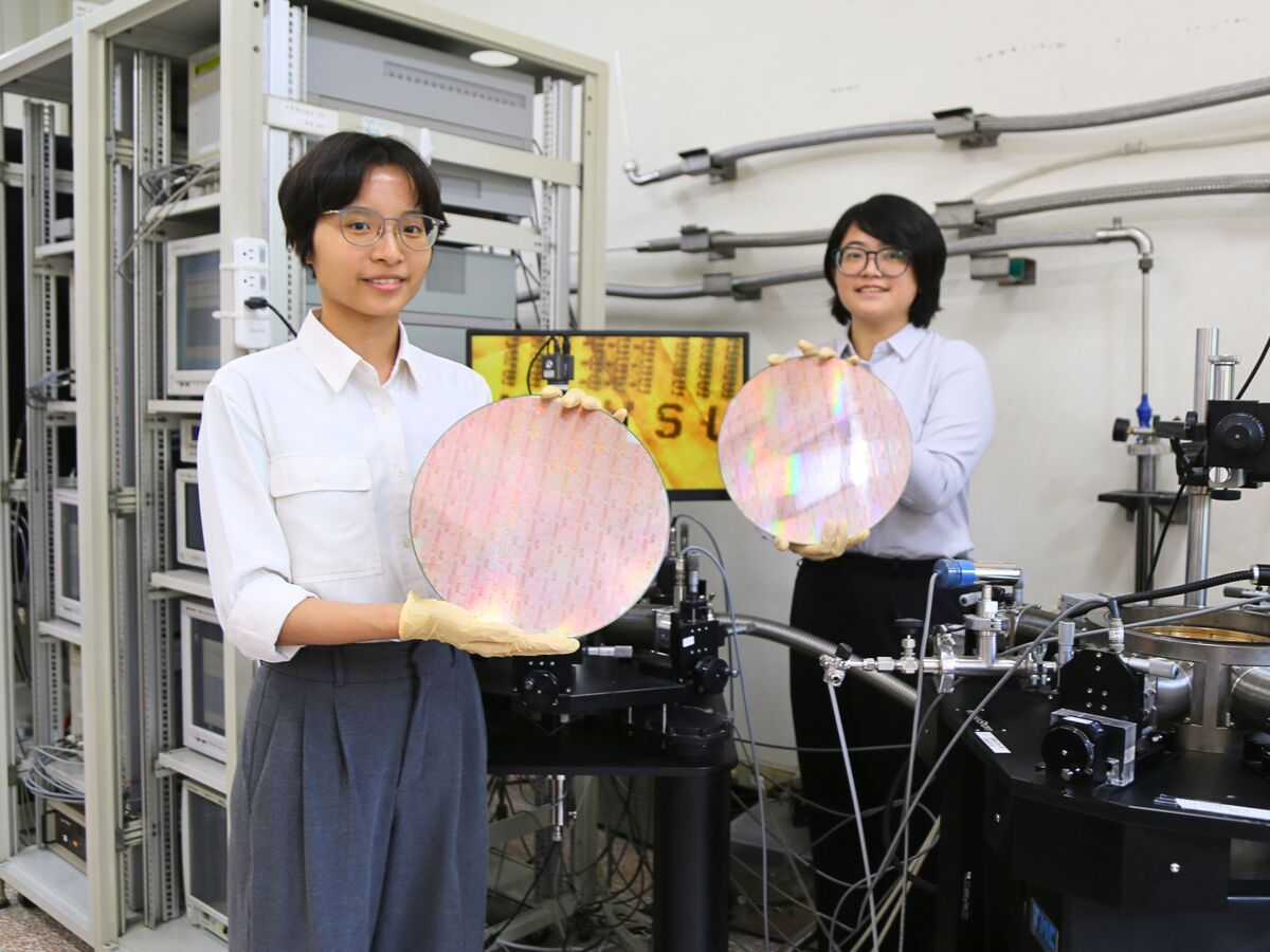 中山大學光電科學學系郭娟瑋（左起）與電機工程學系郭庭慈雙雙榮獲TSIA 2025半導體獎博士研究生類殊榮(另開新視窗/jpg檔)圖片