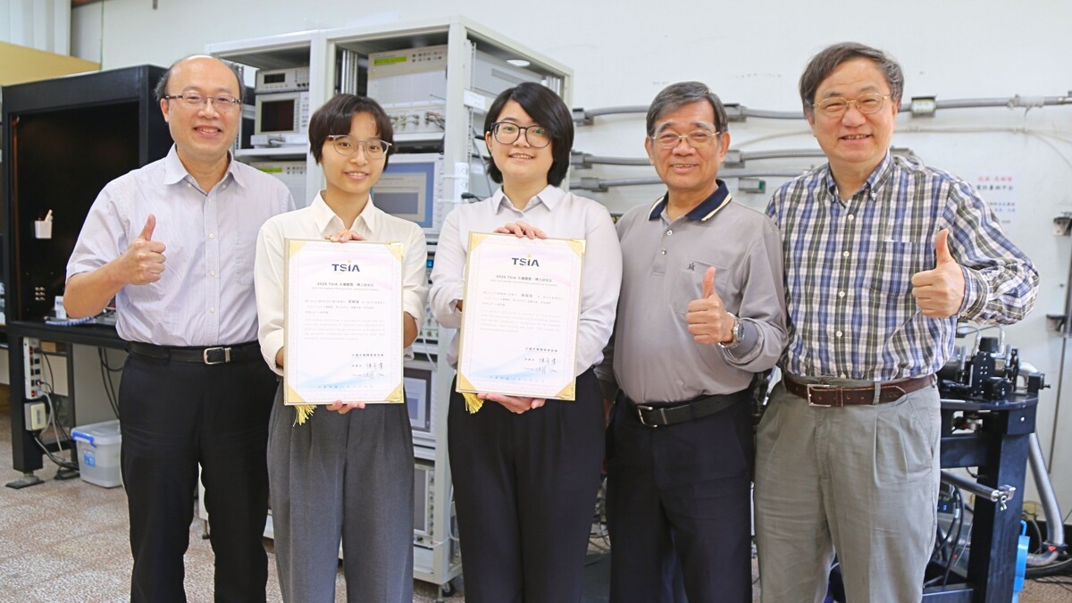 左起材光系副教授蔡宗鳴、獲獎者郭娟瑋、郭庭慈、電機系特聘教授陳英忠、物理學系講座教授張鼎張(另開新視窗/jpg檔)圖片