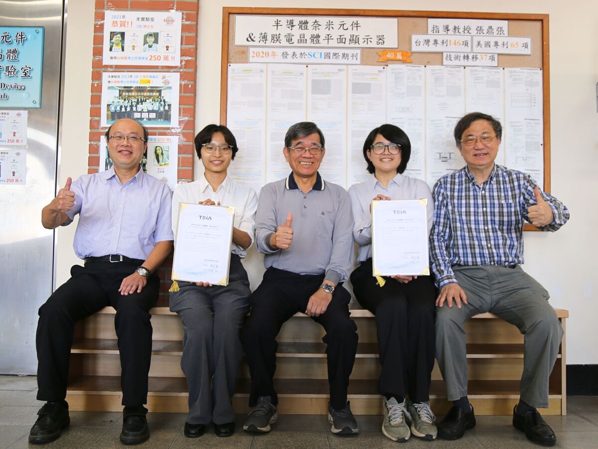 獲獎者郭娟瑋（左2）、郭庭慈（右2）與材光系副教授蔡宗鳴（左1）、電機系特聘教授陳英忠（中）、物理學系講座教授張鼎張（右1）(另開新視窗/jpg檔)圖片