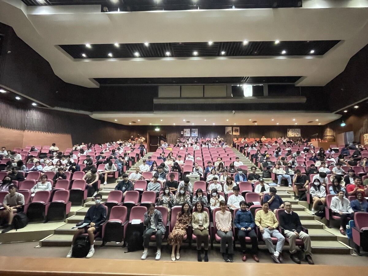 「中文思辨與表達」課程期末跨班活動合影(另開新視窗/jpg檔)圖片