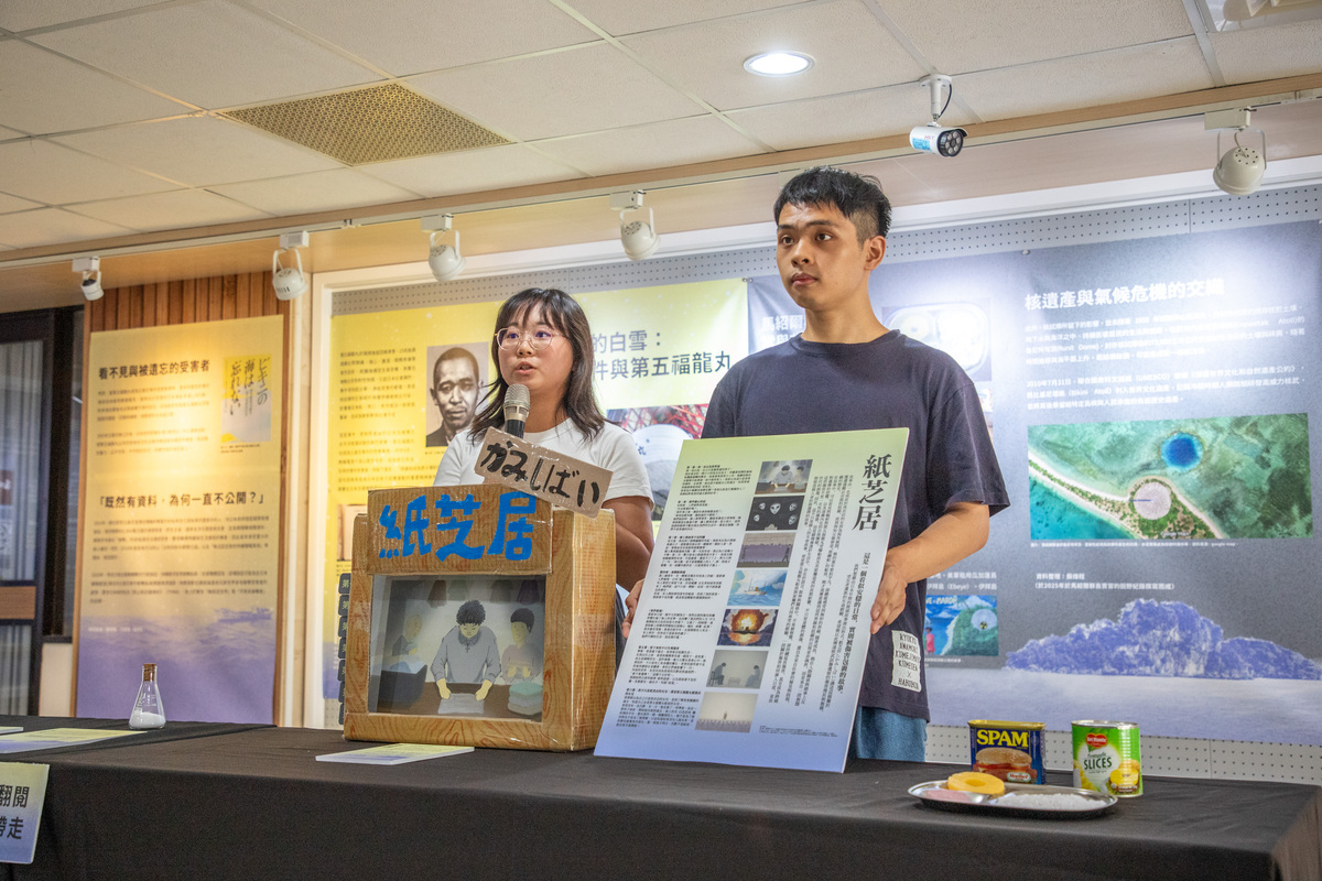 學生石欣諺（左）與杜奕勳（右）介紹展品紙芝居(另開新視窗/jpg檔)圖片