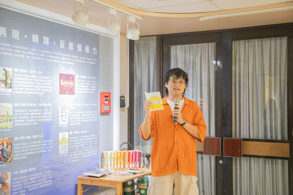 學生蘇立釗介紹日本核能轉譯文學作品(另開新視窗/jpg檔)圖片