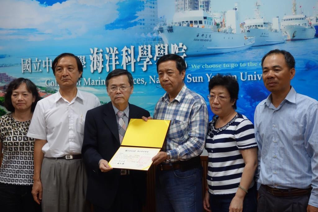 致贈畢業證書予家屬留念(另開新視窗/jpg檔)圖片