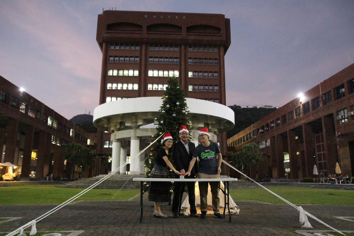 左起楊靜利學務長、黃義佑副校長、學生會莊皓鈞會長(另開新視窗/jpg檔)圖片