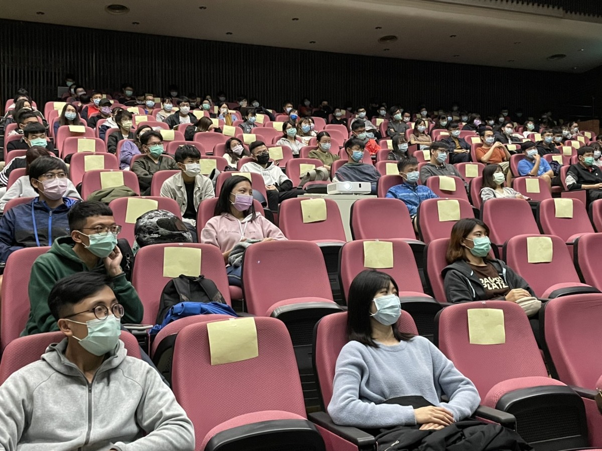救病患也要救家屬！　「熱血暖醫」陳志金啟發學生「醫學專業素養」(另開新視窗/jpg檔)圖片