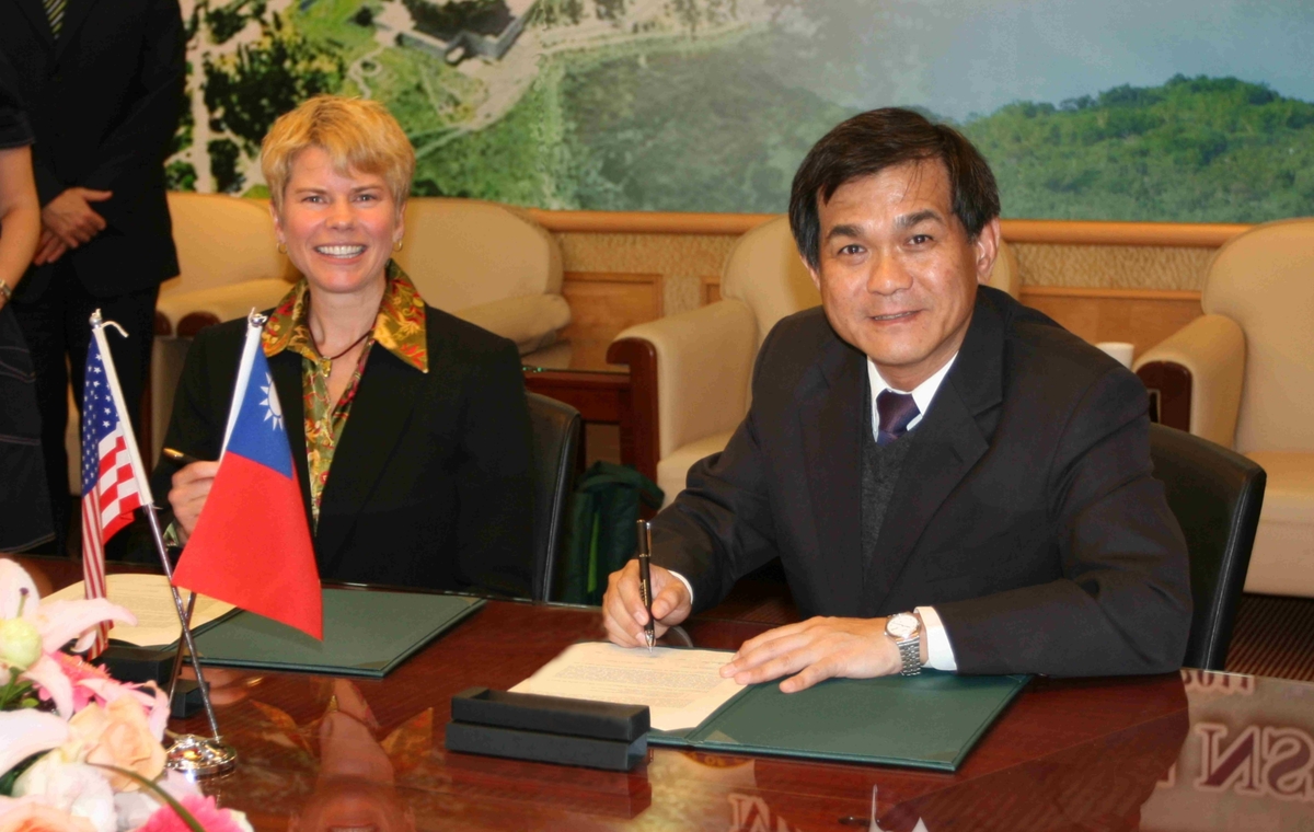 楊弘敦校長(右)與UCSD國際長Michelle Hermas(左)代表簽約(另開新視窗/jpg檔)圖片