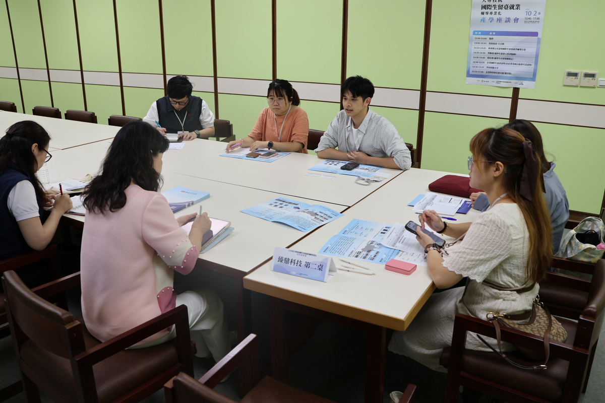 學校與企業分桌洽談(另開新視窗/jpg檔)圖片